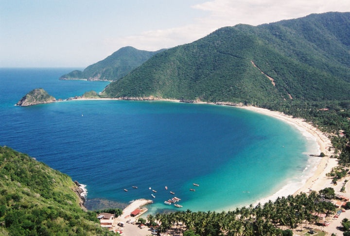 La costa aragüeña; un viaje entre ensenadas, cocoteros y aguas cristalinas