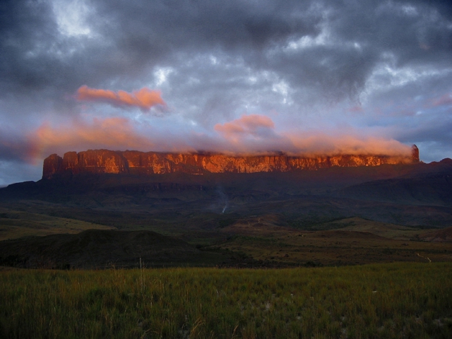 El relieve de Venezuela; un país esculpido por montañas ancestrales, llanuras infinitas y tepuyes eternos